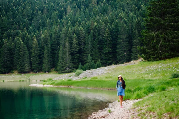 Ülke kadın sakin ol vahşi doğa ormanda