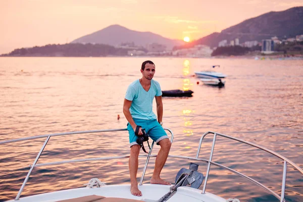 Turystycznych podróży człowiek na jacht o zachodzie słońca — Zdjęcie stockowe