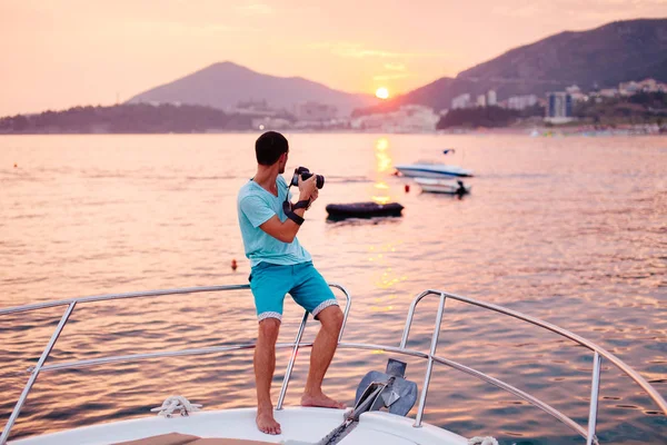 Turista viagem homem no iate ao pôr do sol — Fotografia de Stock