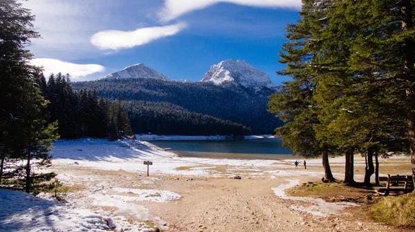 Winter mountains and snow lake — Stock Photo, Image