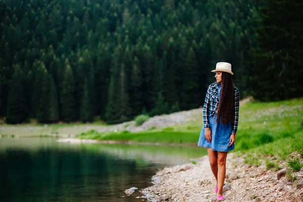 Woman relax in pine forest and lake — Stock Photo, Image
