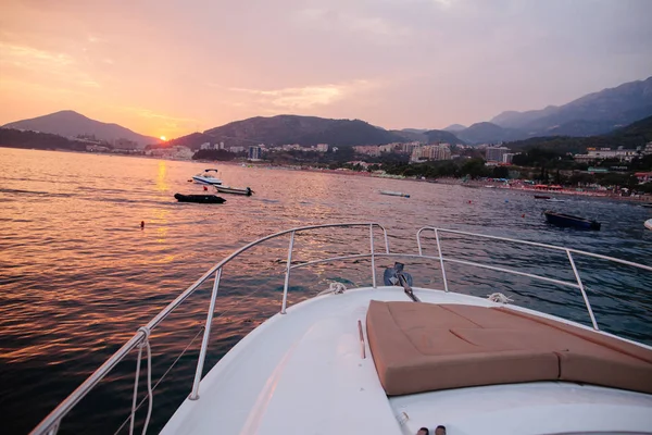 Yachting op zonsondergang zee — Stockfoto