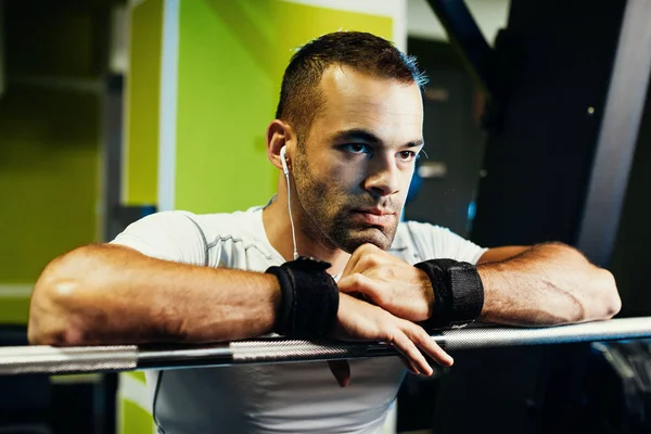 Spor salonunda konsantre yakışıklı vücut geliştirmeci — Stok fotoğraf