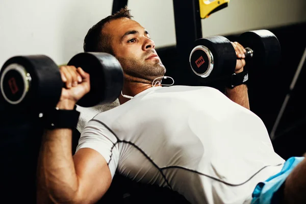 Ćwiczenie mężczyzna przystojny fitness w siłowni — Zdjęcie stockowe