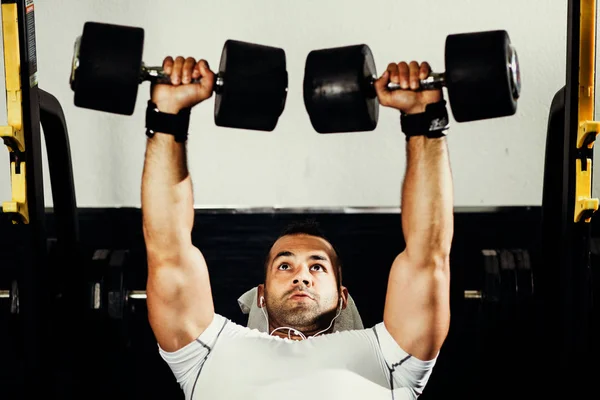 在健身房英俊健身男子举重锻炼 — 图库照片