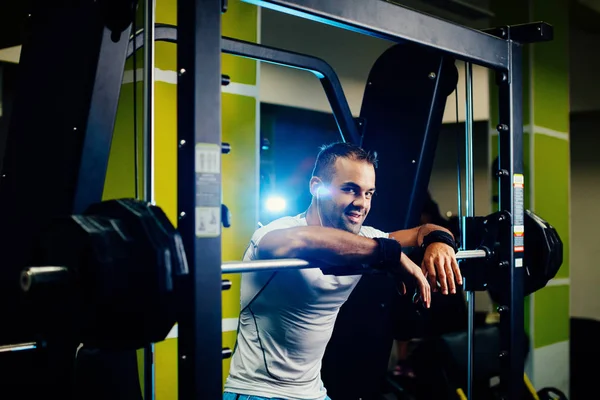 在健身房英俊健身男子举重锻炼 — 图库照片