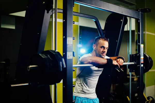 Bel fitness uomo sollevamento pesi allenamento in palestra — Foto Stock