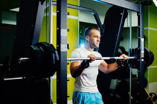 Pohledný fitness muži vzpírání cvičení v tělocvičně — Stock fotografie