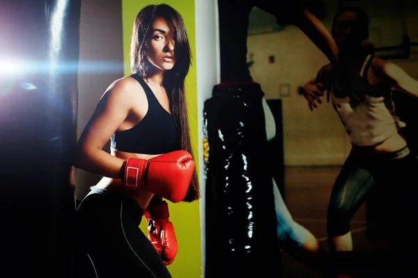 Sexig fighter flicka i gymmet med boxning väska — Stockfoto