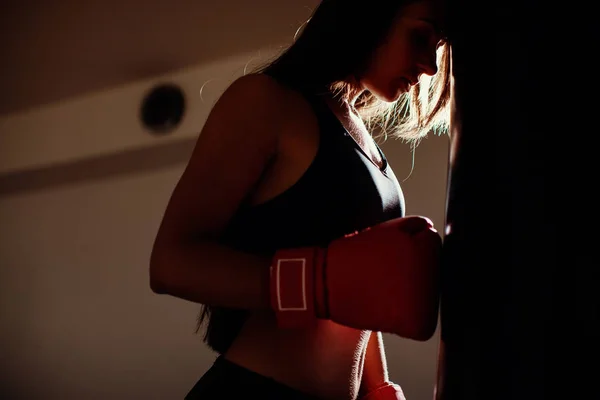 Sexig fighter flicka i gymmet med boxning väska — Stockfoto