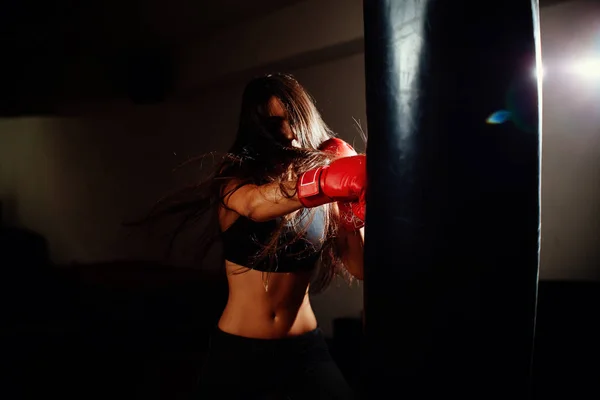 Sexy chica luchador perforando activamente — Foto de Stock
