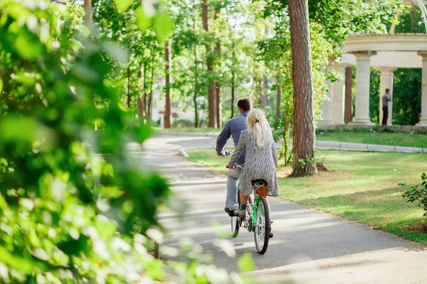 Couple avec vélo tandem — Photo