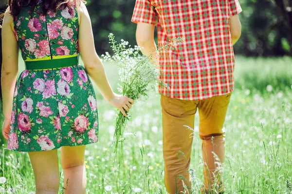 Couple se détendre dans le jardin vert — Photo