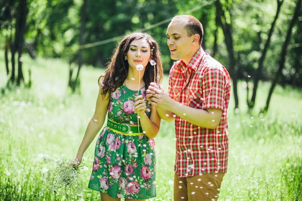 Casal relaxar no jardim verde — Fotografia de Stock