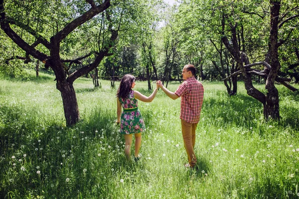 Couple se détendre dans le jardin vert — Photo