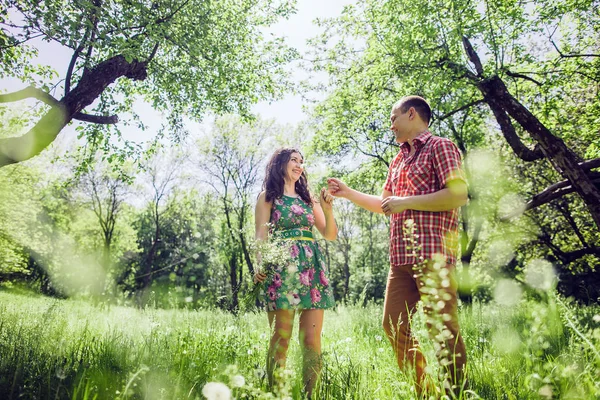 Coppia relax nel verde del giardino — Foto Stock