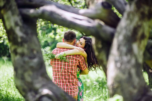 Пара расслабиться в зеленом саду — стоковое фото