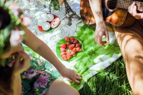 Çift yeşil park piknik dinlenin — Stok fotoğraf