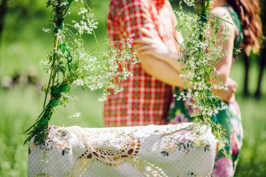 parkta salıncak üzerinde oturan Çift