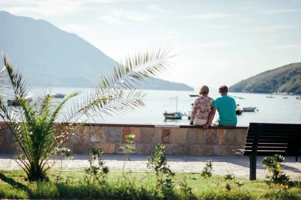 Coppia viaggi lato mare — Foto Stock