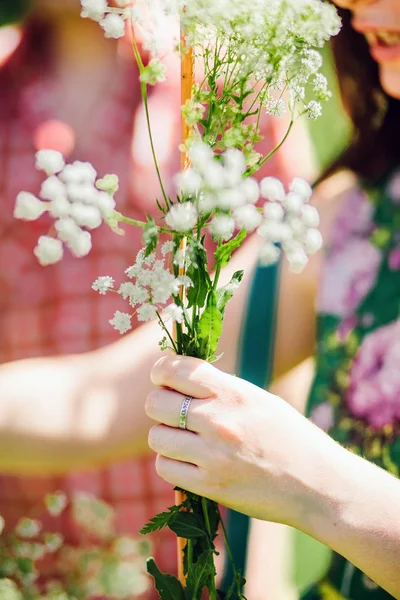 ワイルドフラワーの花束を作る女の子 — ストック写真