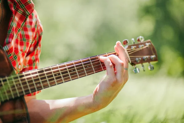 Man spelen gitaar op picknick — Stockfoto