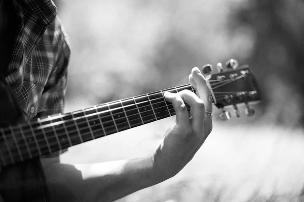 Uomo suonare la chitarra su picnic — Foto Stock