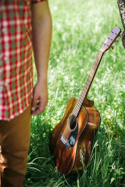Man spelen gitaar op picknick — Stockfoto