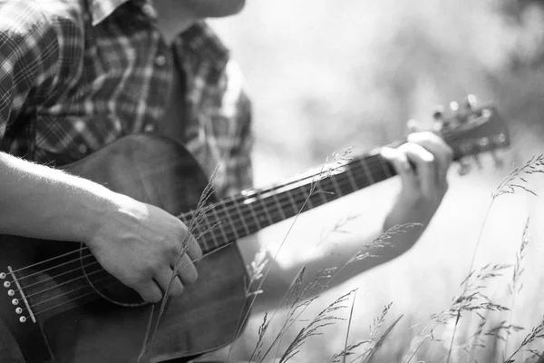 Uomo suonare la chitarra su picnic — Foto Stock