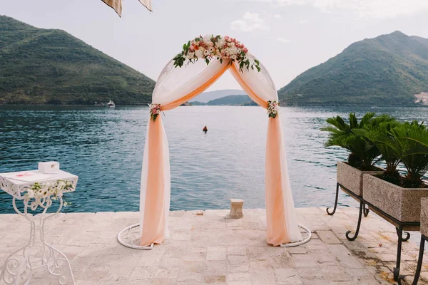 Wedding isle and arch — Stock Photo, Image