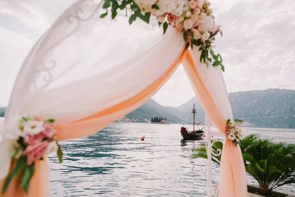 Wedding isle and arch — Stock Photo, Image