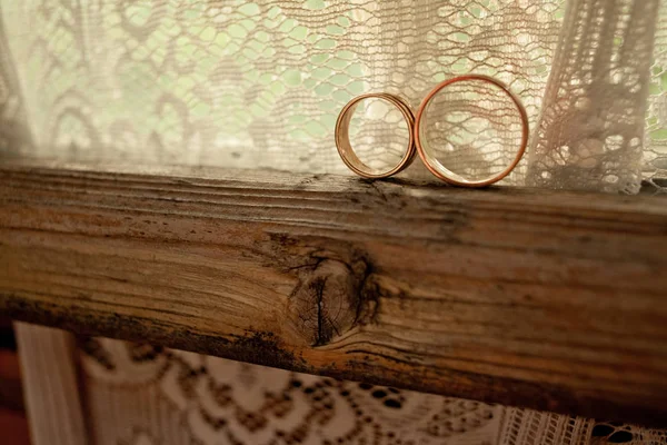 Wedding rings on wood — Stock Photo, Image