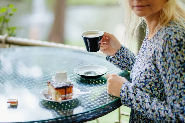 Café para dos con pastel en la cafetería — Foto de Stock