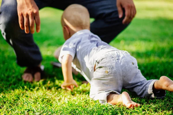 Father and son relax in park — Stock Photo, Image