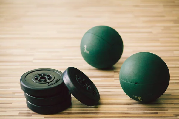 Pesos e medicina bola fitness fundo — Fotografia de Stock