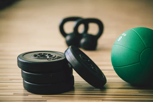 Medicine ball fitness achtergrond en gewichten — Stockfoto