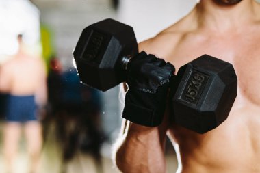 Halter egzersiz ile atletik erkek