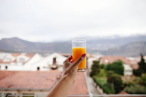 Boire du jus d'orange frais à l'extérieur — Photo