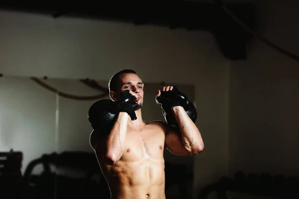 Atleta bonito com Kettlebell — Fotografia de Stock