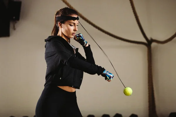 Boxning girl tåg — Stockfoto