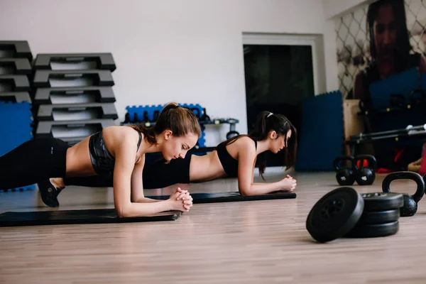 Fitness Girls Haciendo Plank Yoga Ejercicio — Foto de Stock