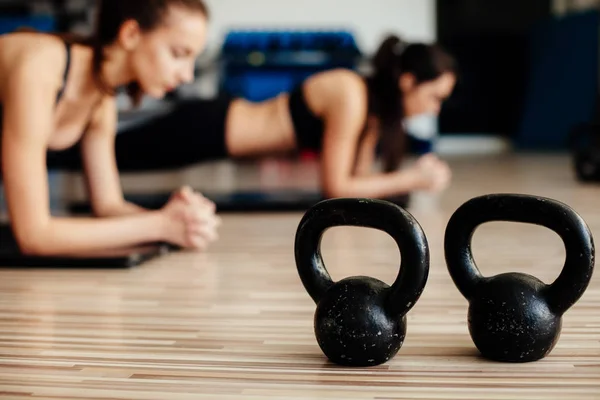 Fitness Girls melakukan tantangan yoga Plank — Stok Foto