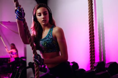 Genç fitness kız müzik dinlemek
