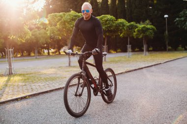 Bisiklet sürme adam