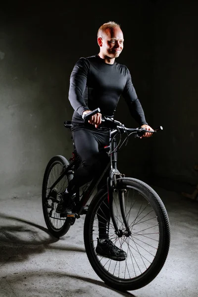 Ciclo uomo con bici indoor — Foto Stock