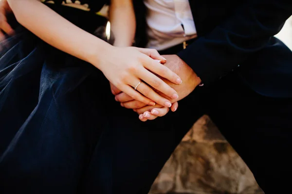 Adorável casal de mãos dadas — Fotografia de Stock