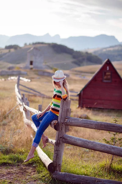 Mulher feliz posando em chapéu de cowboy — Fotografia de Stock