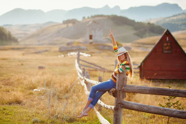 Mulher feliz posando em chapéu de cowboy — Fotografia de Stock