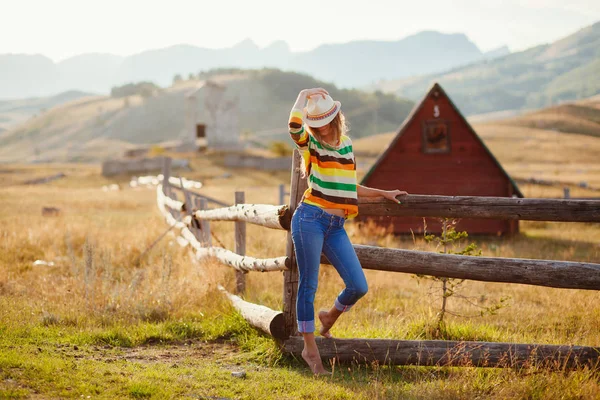 Mutlu kadın kovboy şapkası poz — Stok fotoğraf