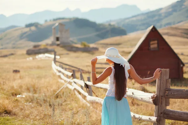 Sexy woman travel countryside alone — Stock Photo, Image